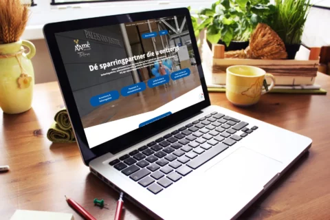 Impressie van homepage Aame adviseurs op een scherm.
