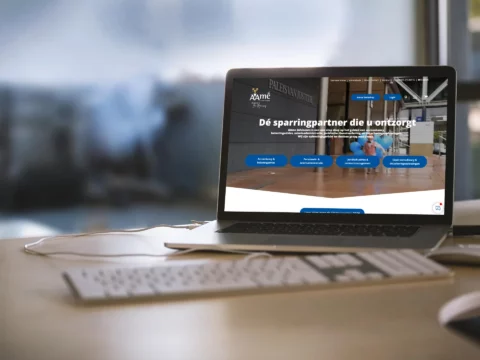 Impressie van homepage Aame adviseurs op een scherm.