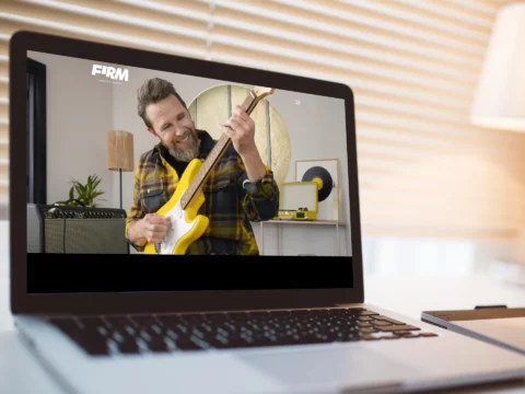 Impressie van homepage Firm op een scherm.