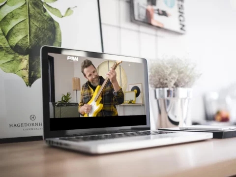 Impressie van homepage Firm op een scherm.