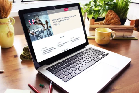 Impressie van homepage NVvR op een scherm.