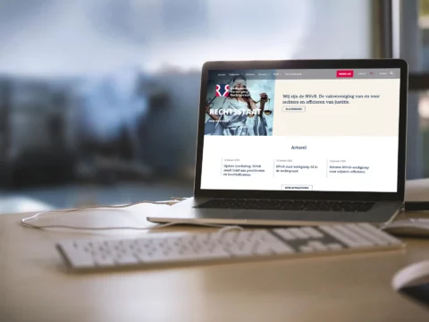 Impressie van homepage NVvR op een scherm.