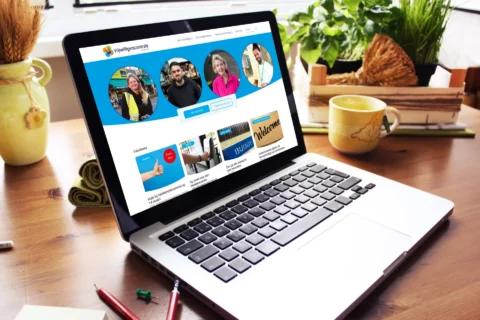 Impressie van homepage Vrijwilligerscentrale Arnhem op een scherm.